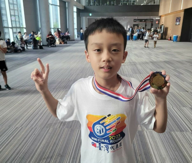 高雄國小生林元溥勇奪2023年南韓世界數學總決賽金牌。   圖：高雄市龍華國小提供