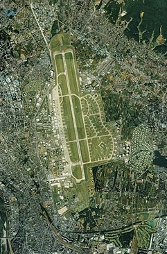 駐日美軍橫田基地空拍圖。   圖 : 翻攝自維基百科