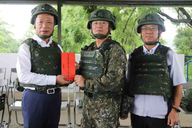 嘉義縣長翁章梁觀摩陸軍南測中心射擊演練，頒發加菜金2萬元。   圖：嘉義縣政府/提供