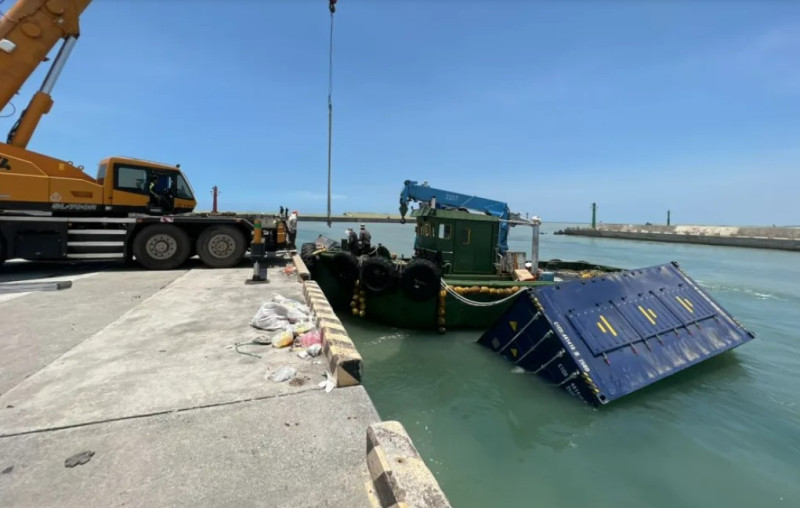 「天使輪」貨櫃目前撈起23只，而首只貨櫃已送到屏東縣鹽埔泊區擱置。   圖：高雄港務分公司／提供