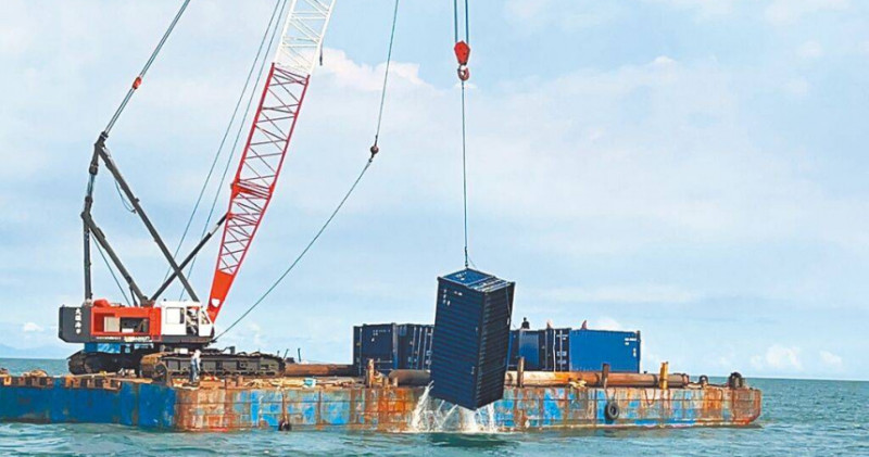 去年7月停泊高雄港的帛琉籍貨櫃船「天使輪」沉沒造成高雄港外海嚴重汙染。   圖：高雄港務分公司／提供 (資料照)