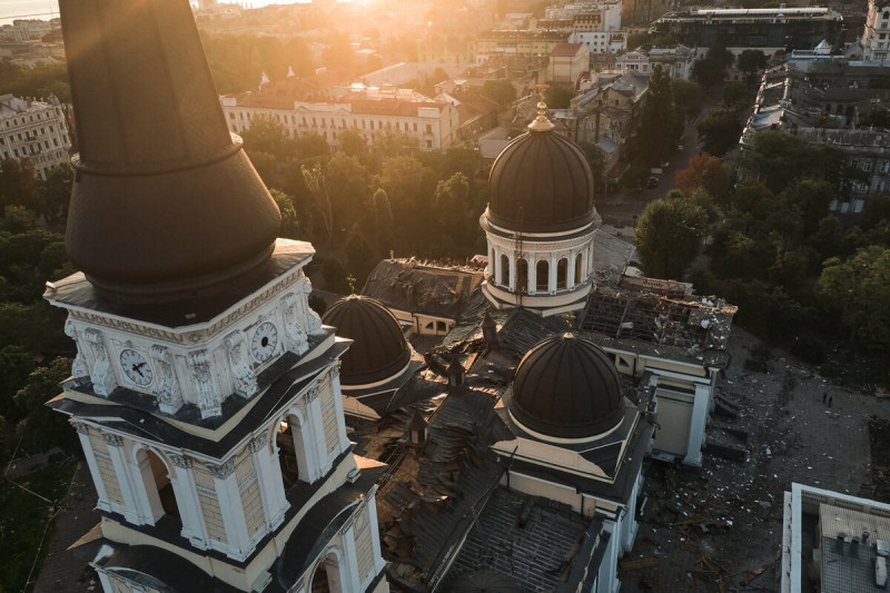俄羅斯連日轟炸烏克蘭南部城市敖德薩，重創世界遺產大教堂。   圖：翻攝推特