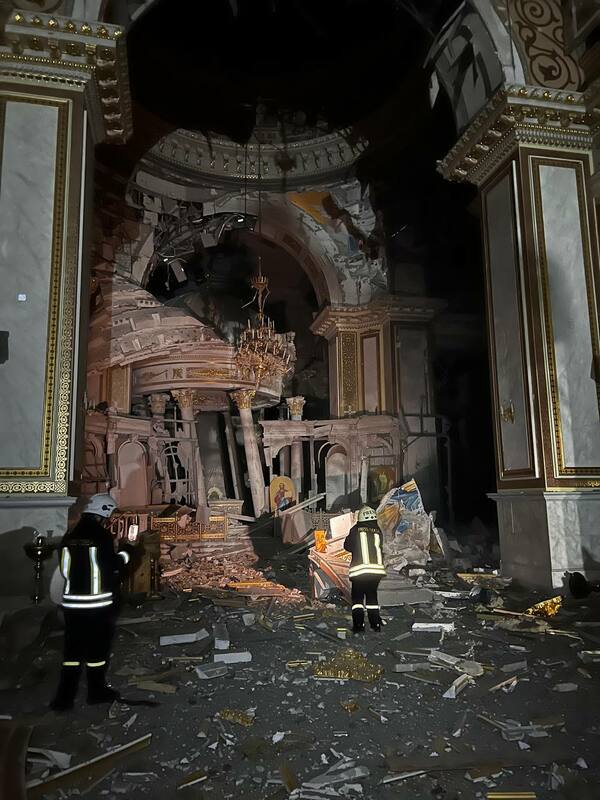 俄羅斯連日轟炸烏克蘭南部城市敖德薩，重創世界遺產大教堂。   圖：翻攝推特