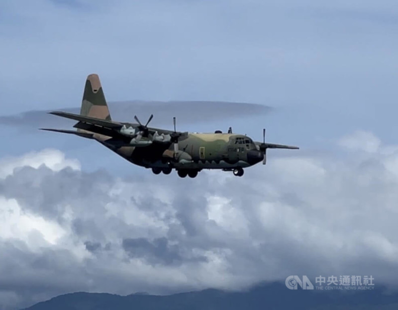 漢光演習首日，24日上午空軍台東志航基地共有3架C130運輸機由屏東飛抵台東。   圖：中央社