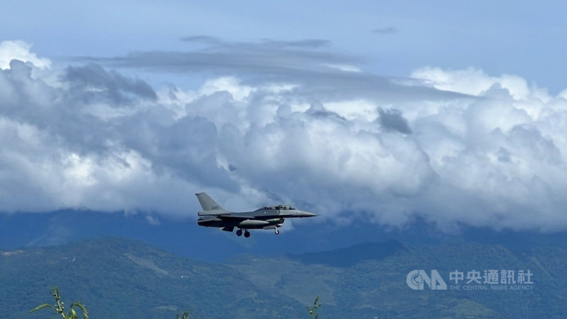 漢光演習首日，24日上午空軍台東志航基地共有9架F16V戰機從嘉義基地轉進。   圖：中央社