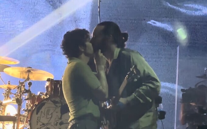  21日在馬來西亞表演時，主唱直接在舞台台上親吻同團男成員，引發譁然。   圖：翻攝自Twitter
