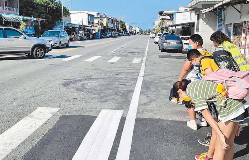 台東縣學生過馬路對車輛敬禮引發熱議   圖：教育部提供