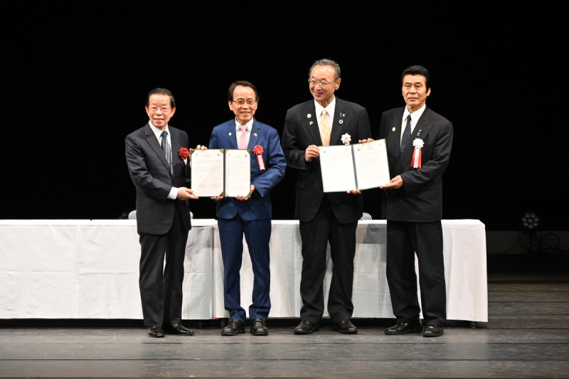 （左起）駐日代表處大使謝長廷、高雄市副市長林欽榮、佐渡市長渡邊龍五、佐渡市議長近藤和義於簽署合作署忘錄儀式紀念合影。   圖：文化部提供。