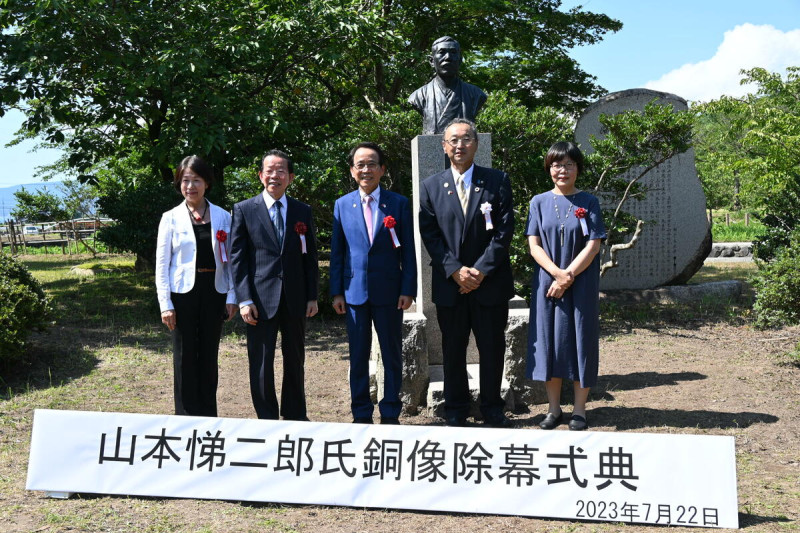 （左起）臺灣旅日舞蹈家若林素子、駐日代表處大使謝長廷、高雄市副市長林欽榮、佐渡市長渡邊龍五、臺灣文化中心主任王淑芳於山本悌二郎銅像揭幕式合影。   圖：文化部提供。