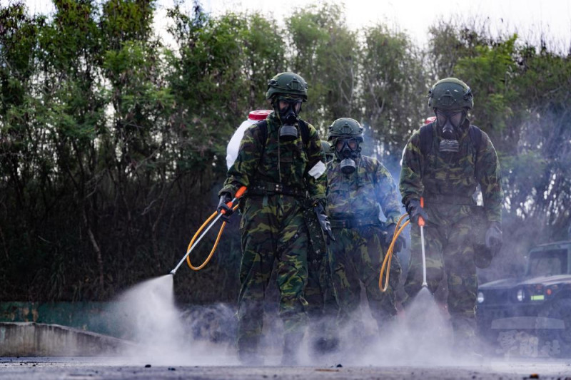 「漢光39號」演習實兵演練中，第一作戰區各級部隊官兵針對毒氣狀況實施偵消作業。   圖：取自軍聞社網站。