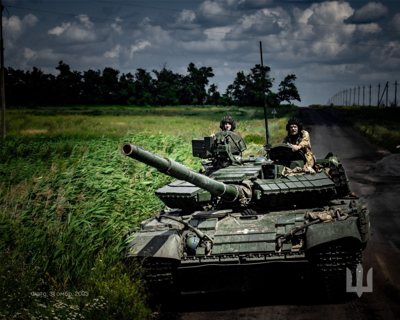 俄烏戰爭，烏軍坦克不斷向前推進，收復失地。   圖：翻攝自澤連斯基官方推特