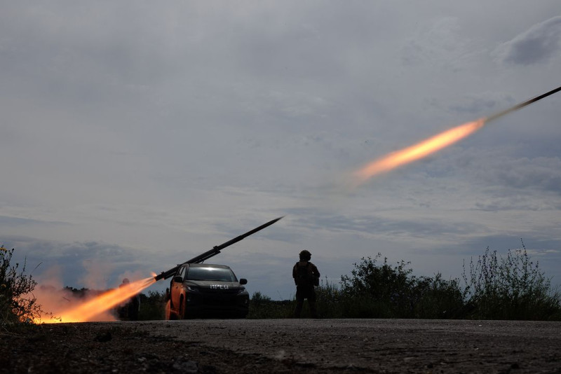 俄烏戰爭，烏軍改裝車輛向俄軍發射火箭砲。   圖：翻攝自澤連斯基官方推特