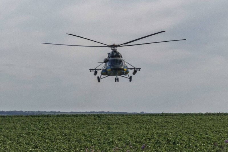 俄烏戰爭，烏軍的直升機飛向戰場。   圖：翻攝自澤連斯基官方推特