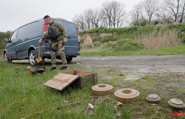 烏軍工兵正在清理挖出的地雷。   圖 : 翻攝自紅星新聞