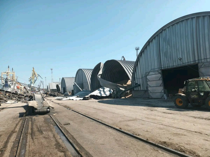 俄羅斯巡邏無人機（可能是 Geran-2）瞄準了烏克蘭雷尼港（Port of Reni）的糧倉，雷尼港遭到破壞，3 個糧食倉庫被毀。   圖：翻攝自推特帳號「@LvivJournal」