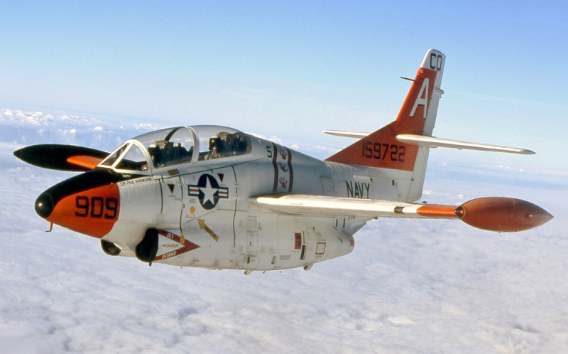 美國製的 T-2 「七葉樹」噴射教練機，被美國海軍與海軍陸戰隊用於訓練飛行員在航空母艦上彈射起降。 圖：翻攝自維基百科