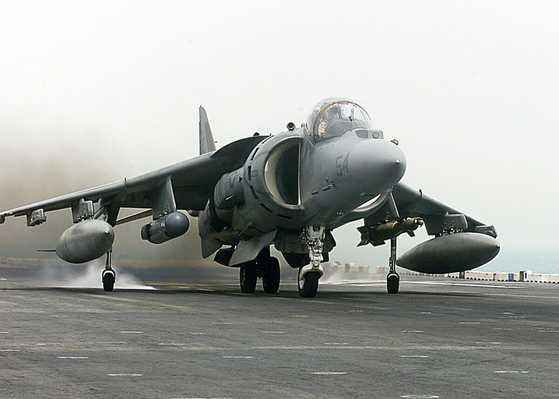 AV-8 II 獵鷹 II 式戰鬥機，其具備垂直起降能力。   圖：翻攝自維基百科