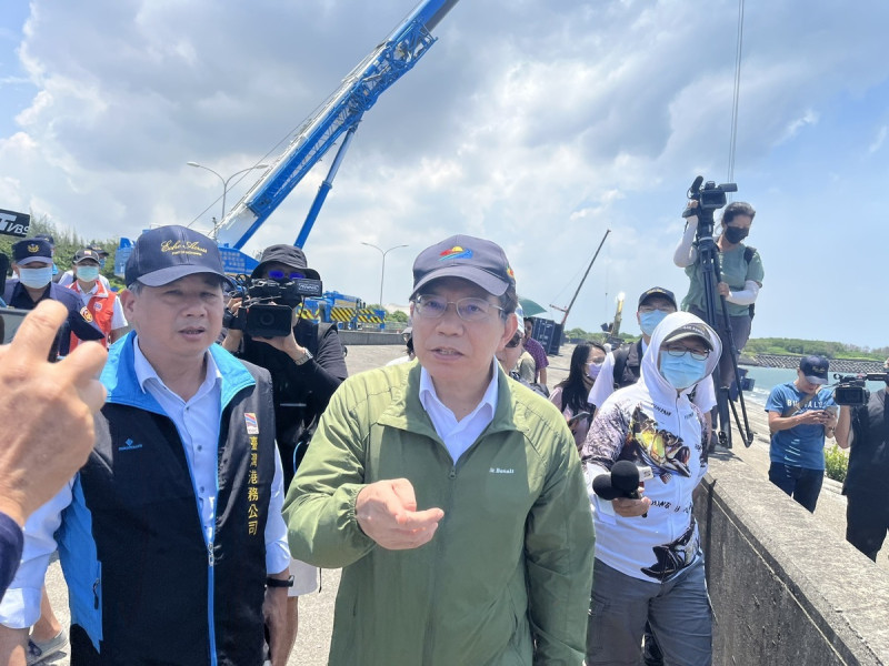 王國材(中)視察高雄港執行天使輪空櫃吊掛上岸情形。   圖：高雄港務分公司提供