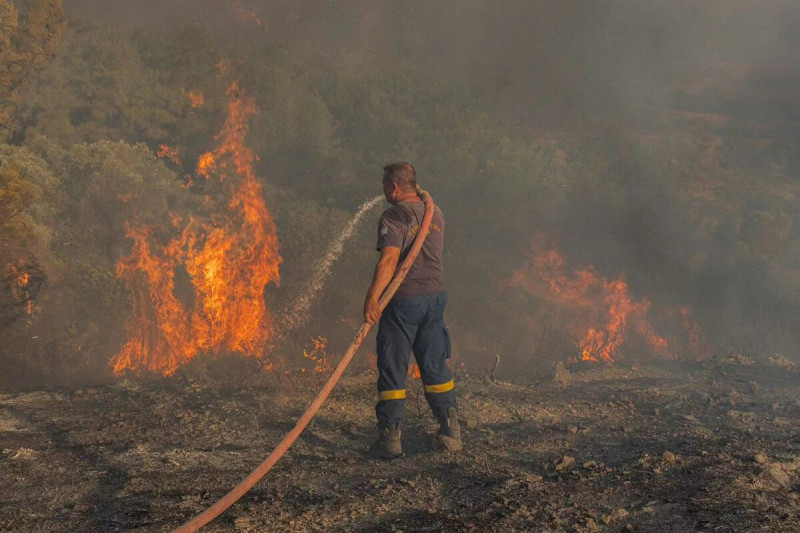 地中海高溫，希臘的羅德島發生火災，消防員正在滅火。   圖：達志影像/路透社