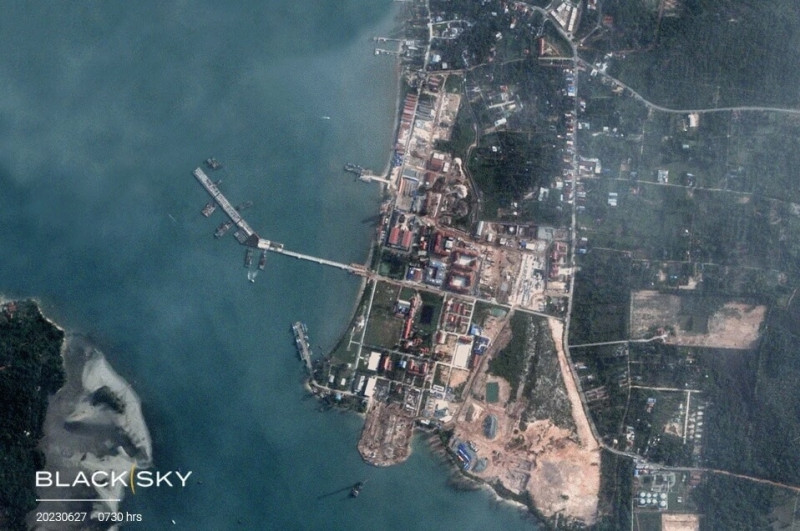 《金融時報》援引一張衛星影像，稱中國援助柬埔寨雲壤海軍基地已近完工，並分析興築的碼頭尺寸足以停泊包括航母在內各型戰鬥艦艇。   圖：擷取自「BlackSky」網站