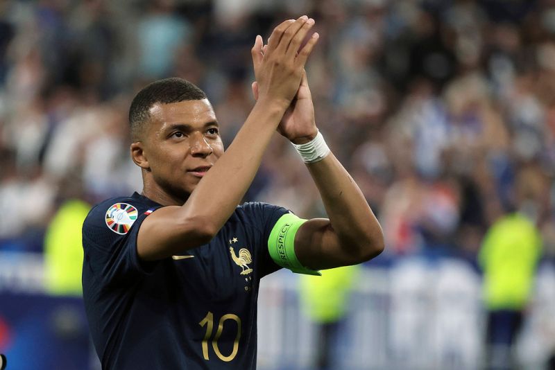 法國足球巨星姆巴佩（Kylian Mbappe），近日傳出接收到來自沙烏地阿拉伯職業足球聯賽球隊希拉爾俱樂部開出1年7億歐元(約台幣242億)薪資的合約。   圖／美聯社／達志影像