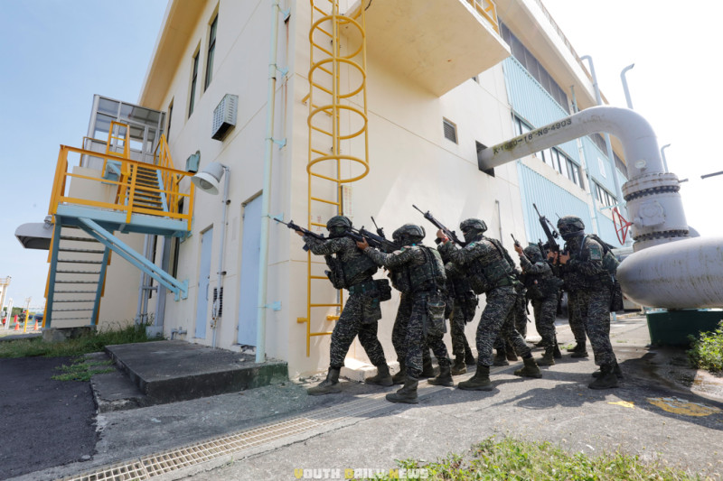 台灣國軍官兵7月進行漢光演習。圖為國軍在高雄永安天然氣廠演練。   圖：軍聞社提供