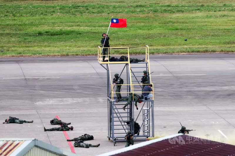 國軍漢光39號實兵演習26日在桃園國際機場舉行反空機降操演，模擬攻擊軍（紅軍）入侵桃園機場，最終守軍（藍軍）成功壓制紅軍後，並高舉國旗。   圖：中央社