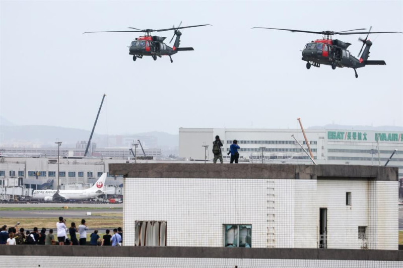 國軍漢光39號實兵演習26日在桃園國際機場舉行反空機降操演，國軍UH-60M黑鷹直升機難得出現在桃園機場上空，吸引大批軍事迷圍觀搶拍。   圖：中央社