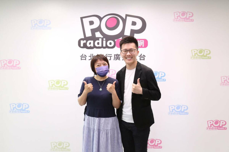 國民黨發言人蕭敬嚴接受《POP搶先爆》主持人邱明玉專訪。   圖：《POP搶先爆》/提供