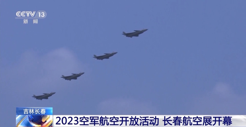 解放軍殲-20以4機超密集編隊的方式出場。 圖：CCTV新聞截圖