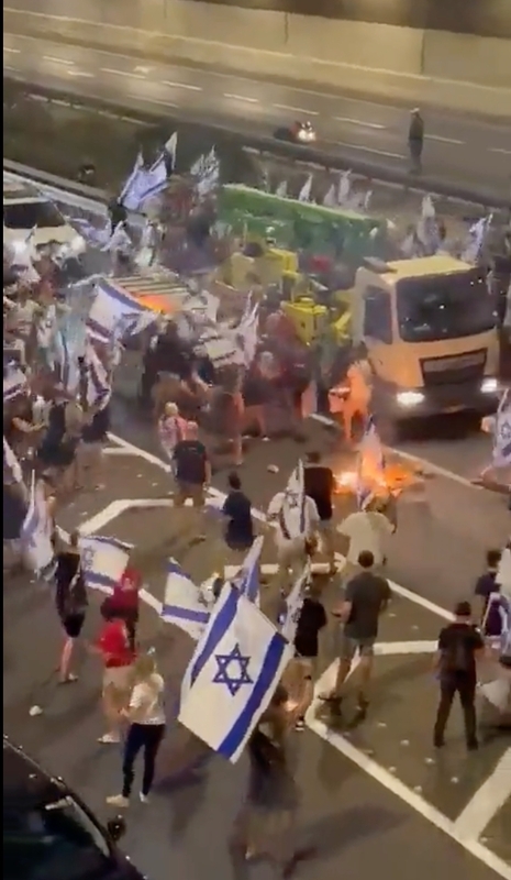 以色列國會 24 日通過存議的司法改革法案，導致近期該國街頭出現抗議潮。據推特流傳的影片，一輛廂型車因不明原因衝撞與會人群，導致多人掛彩。   圖：擷取自推特@NTarnopolsky