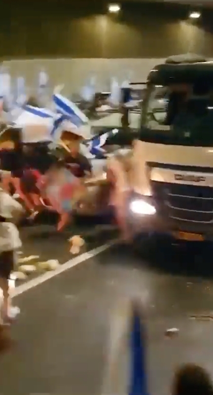 該場抗議活動目測有近百人參與，抗議者手上高舉以色列國旗，幾近佔據了公路上 2 至 3 個車道。該輛肇事廂型車將一堆篝火輾壓而過，造成現場出現陣陣火光。   圖：擷取自推特@sentdefender