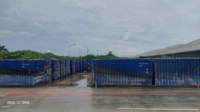 吊掛上岸堆置南星碼頭的貨櫃。   圖：高雄港務分公司提供