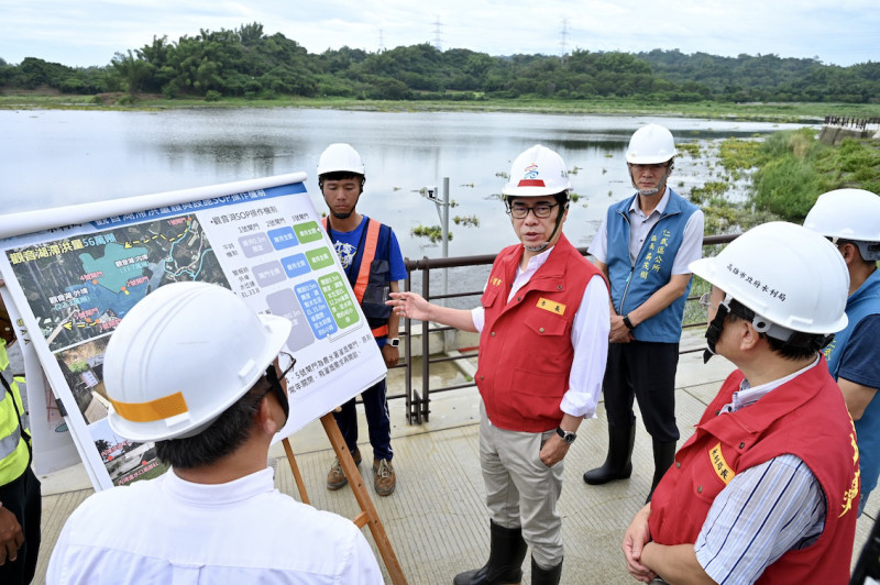 陳其邁(中)視察楠梓、仁武防汛整備。   圖：高雄市政府提供