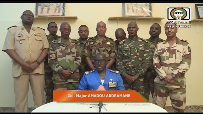 日前，尼日總統衛隊上校阿布德拉曼（前坐者）在 9 名軍人的陪同下，公開在電視聲明中宣布發動政變，軟禁總統巴祖姆（Mohamed Bazoum）。   圖：翻攝自薩赫勒電視台Télé Sahel