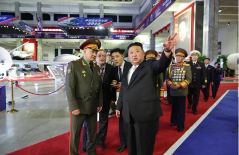 金正恩帶領紹伊古參觀北韓的軍火庫。   圖 : 翻攝自朝中社