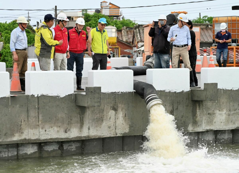 陳其邁(左三)視察沿海地區排水防汛設施。   圖：高雄市政府提供