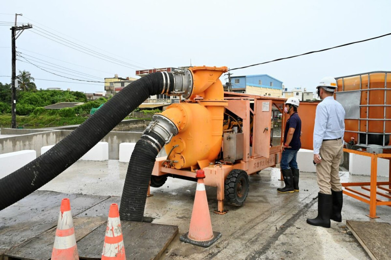 移動式抽水機可機動調整位置抽排積淹水。   圖：高雄市政府提供