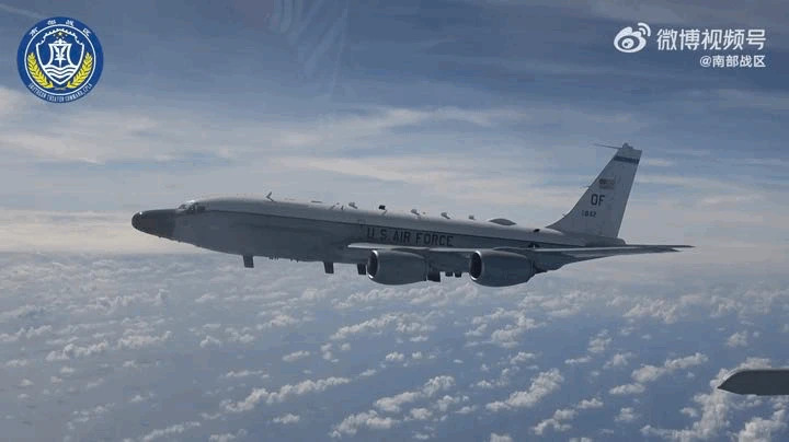 此前抵近騷擾中國南海島礁的 RC-135V/W，就是從在嘉手納空軍基地出發的。   圖：翻攝微博@南部戰區