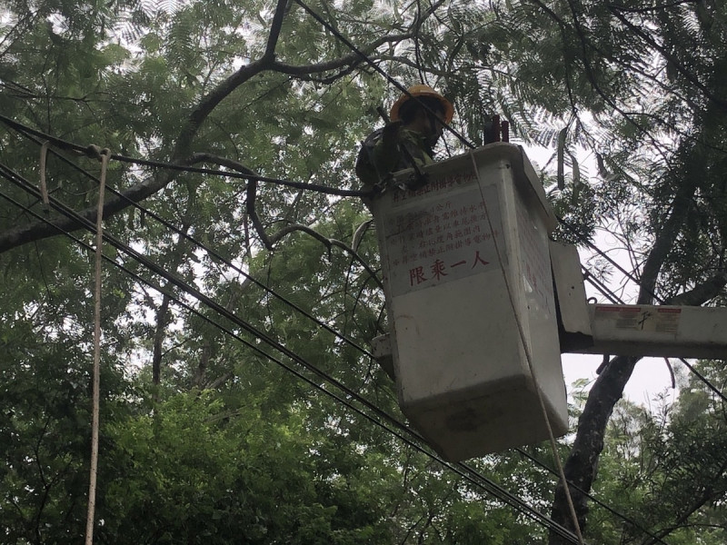 台電屏東區營業處出動吊臂車搶修電力。   圖：孫家銘翻攝