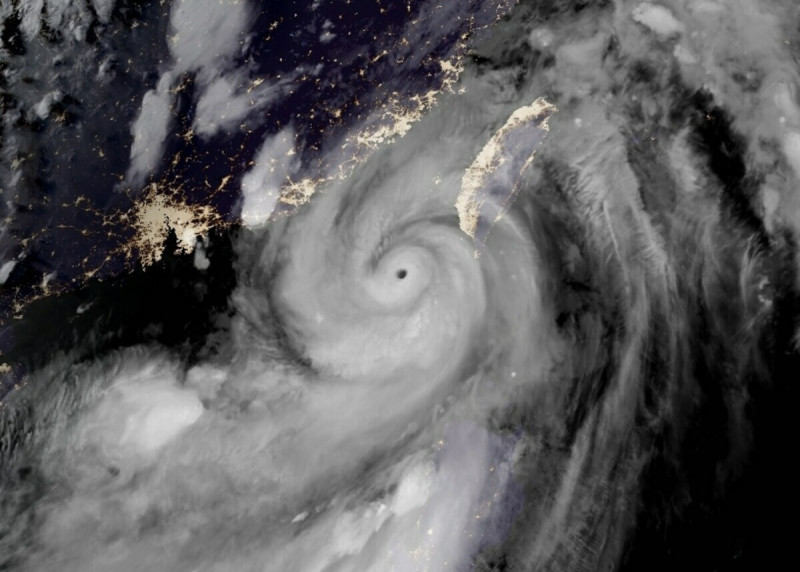 杜蘇芮颱風通過台灣海峽南部，氣象局表示，杜蘇芮27日晚間是最接近台灣的時候。   圖：翻攝天氣即時預報臉書