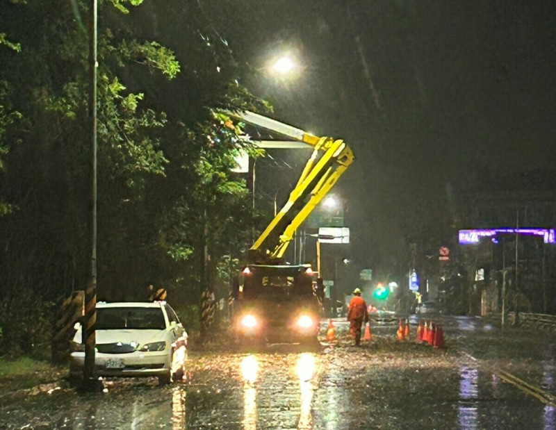 台電人員冒風雨搶修電力設施。   圖：台高雄區處提供