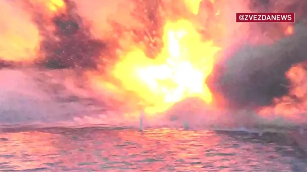 烏軍無人艇攜炸藥欲攻擊黑海俄艦，遭俄艦擊毀爆炸。 圖 : 影片截圖