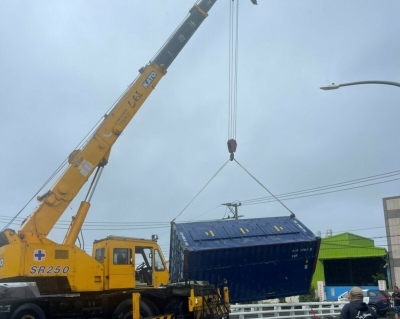 卡林園中門三號橋貨櫃被吊起。   圖：高雄港務分公司提供