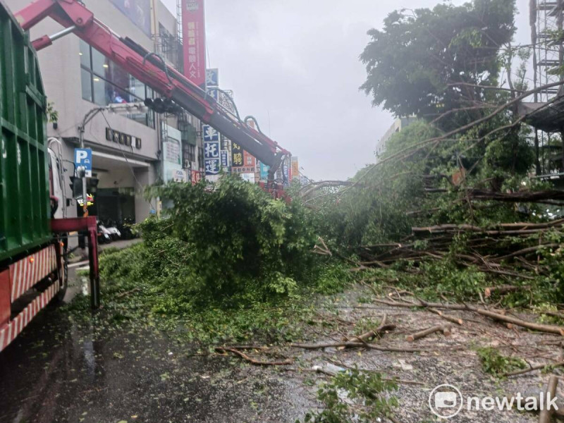 杜蘇芮颱風來襲，今（28）日零時過後台南市強風不斷，到處傳出行道樹倒伏和招牌掉落案件，幸未傳出傷亡；   圖：台南市政府提供