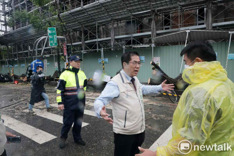 台南市長黃偉哲表示，市民上班時間風勢是否減緩無法控制，不想拿市民的安全做賭注，每一條生命都很寶貴，不想有任何僥倖的機會。   圖：台南市政府提供