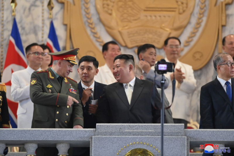 北韓慶祝「祖國解放戰爭勝利70週年」閱兵，金正恩與俄羅斯國防部長蕭依古互動有說有笑。   圖：翻攝朝中社