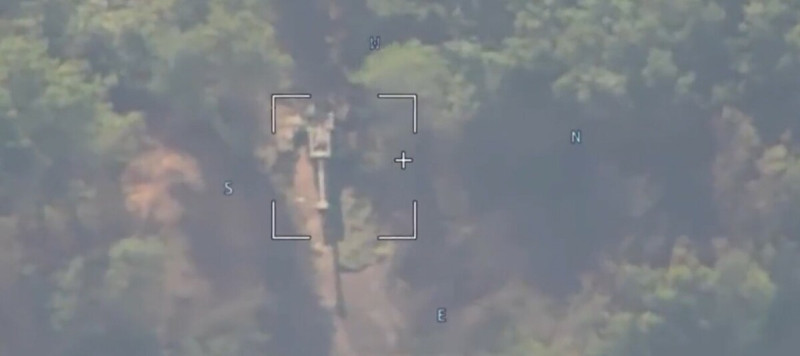 藏身於樹林中的俄軍坦克露出了砲管，被捕捉到敵軍位置的烏軍攻擊。   圖：翻攝自 Andrew Perpetua 推特
