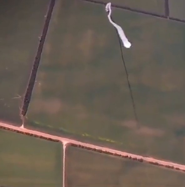 烏軍 1 架無人機在戰場上，遭俄羅斯防空系統擊落。圖為無人機攝影機視角。   圖：翻攝自 H0W_THlNGS_W0RK 推特