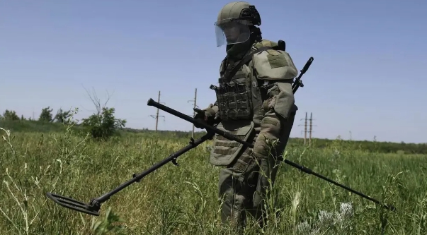 烏軍掃雷人員正全身護具，小心翼翼地清除俄軍埋嚇得地雷。   圖 : 翻攝自三分亮劍